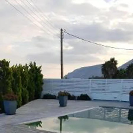 Impeccable 3-bed Santorini Vila *