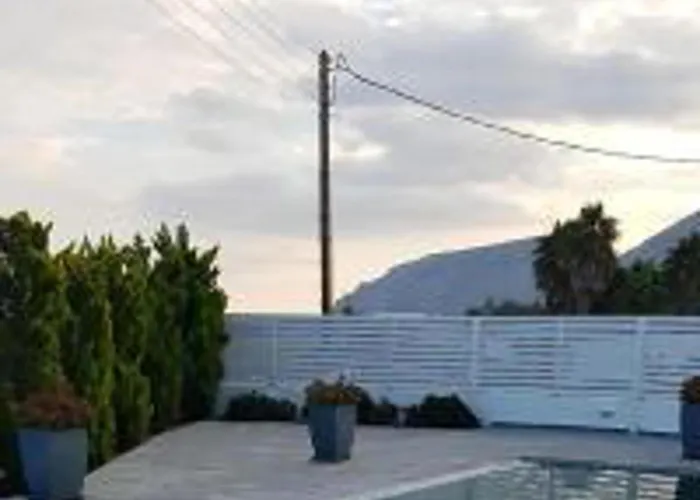 Impeccable 3-bed Santorini Vila *